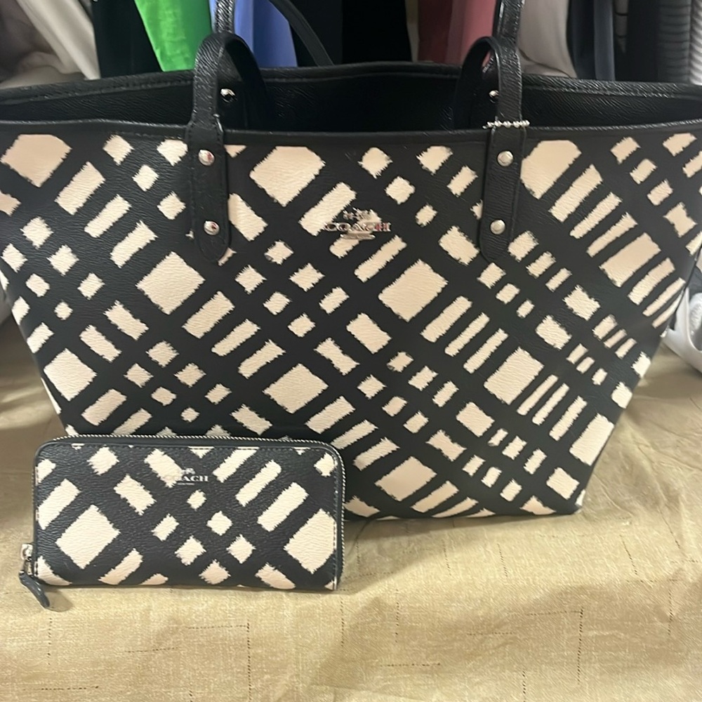 Coach Purse Tote With Wallet Black & White